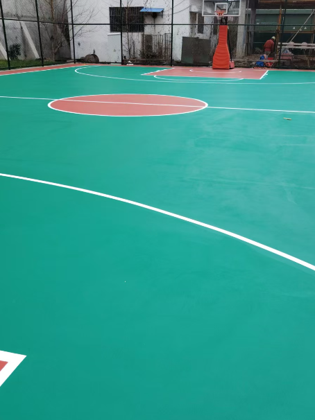 于洪 球场长期使用易出现地面开裂